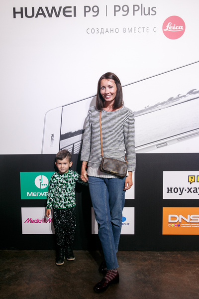 Сними меня, фотограф: звезды на презентации смартфонов Huawei Сними меня, фотограф: звезды на презентации смартфонов Huawei