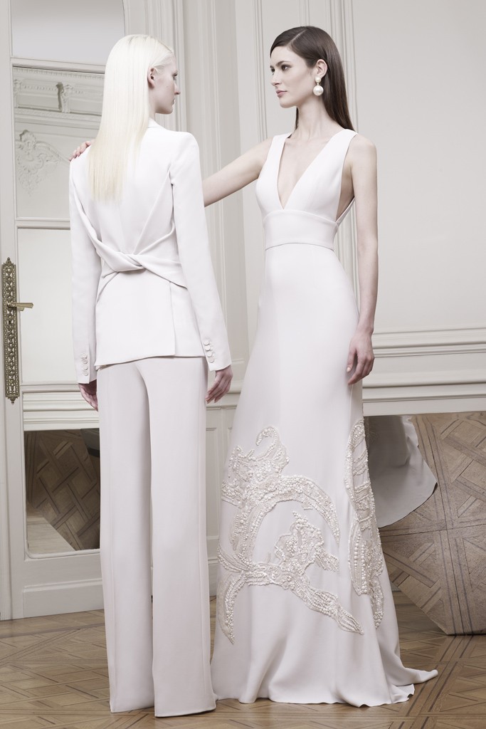 Стильный брючный костюм белого цвета