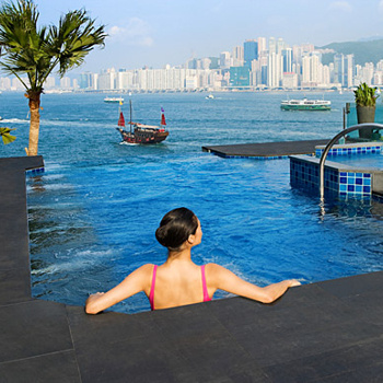 Отель InterContinental Hong Kong (Китай). Три бассейна в этом отеле, расположенные на высоте третьего этажа, готовы угодить любым капризам постояльцев. Во всех бассейнах разная температура: горячая, теплая и прохладная. А помимо великолепного вида на море есть и еще одна интересная деталь: во время плавания под водой слышна музыка, которая раздается из колонок, установленных прямо на дне бассейна! Отель InterContinental Hong Kong (Китай). Три бассейна в этом отеле, расположенные на высоте третьего этажа, готовы угодить любым капризам постояльцев. Во всех бассейнах разная температура: горячая, теплая и прохладная. А помимо великолепного вида на море есть и еще одна интересная деталь: во время плавания под водой слышна музыка, которая раздается из колонок, установленных прямо на дне бассейна!