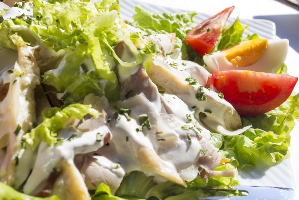 Салат с курицей и грибами рецепт Салат с курицей и грибами рецепт
