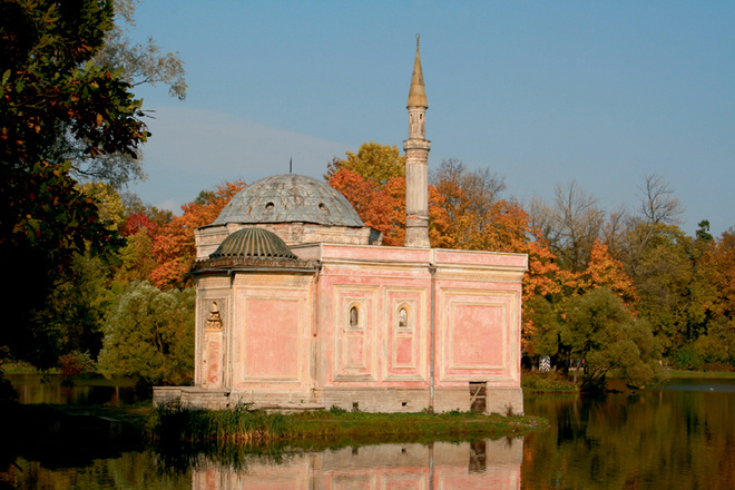 Турецкая баня (1850–1852) возведена архитектором Ипполитом Монигетти по распоряжению Николая I. Последняя постройка на территории Екатерининского парка в Царском Селе. Турецкая баня (1850–1852) возведена архитектором Ипполитом Монигетти по распоряжению Николая I. Последняя постройка на территории Екатерининского парка в Царском Селе.