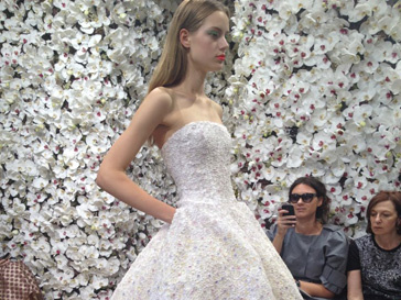 Платье, украшенное цветами, из первой кутюрной коллекции Рафа Симонса для Christian Dior Платье, украшенное цветами, из первой кутюрной коллекции Рафа Симонса для Christian Dior