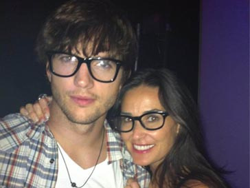 Эштон Катчер (Ashton Kutcher) и Деми Мур (Demi Moore) Эштон Катчер (Ashton Kutcher) и Деми Мур (Demi Moore)