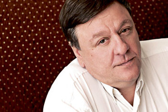 Петр Алешковский, прозаик, автор нескольких книг, последняя – серия очерков «От Москвы…» (НЛО, 2010). Ведет передачи «Факультет ненужных вещей» и «Азбука чтения» на «Радио Культура».