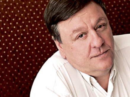 Петр Алешковский, прозаик, автор нескольких книг, последняя – серия очерков «От Москвы…» (НЛО, 2010). Ведет передачи «Факультет ненужных вещей» и «Азбука чтения» на «Радио Культура».