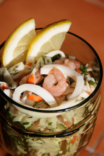 Салат «Морской коктейль» с кальмарами, креветками и мясом краба. Салат «Морской коктейль» с кальмарами, креветками и мясом краба.