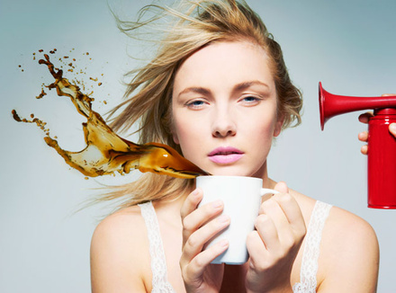 Как не сгореть на работе? Женщина с чашкой кофе в руках