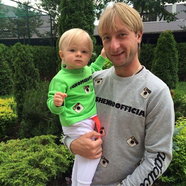 Евгений Плющенко с сыном Сашей Евгений Плющенко с сыном Сашей