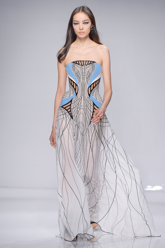 В движении: показ весенней коллекции Atelier Versace 