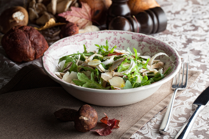 Салат с белыми грибами и вешенками