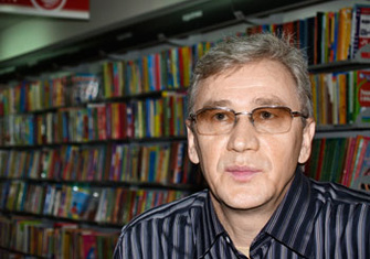 Алексей Слаповский, автор романов, рассказов, сценариев к телесериалам и фильмам. Лауреат Всероссийского конкурса драматургов, Первой премии на I Европейском конкурсе пьес, а также четырехкратный финалист премии «Букер» за романы «День денег» (Вагриус, 2000), «Качество жизни» (Вагриус, 2004), «Первое второе пришествие» (Эксмо, 2005), «Анкета» (АСТ, 2011).
