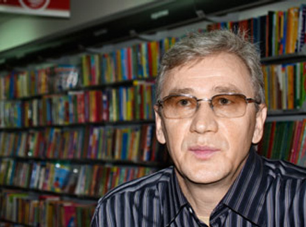 Алексей Слаповский, автор романов, рассказов, сценариев к телесериалам и фильмам. Лауреат Всероссийского конкурса драматургов, Первой премии на I Европейском конкурсе пьес, а также четырехкратный финалист премии «Букер» за романы «День денег» (Вагриус, 2000), «Качество жизни» (Вагриус, 2004), «Первое второе пришествие» (Эксмо, 2005), «Анкета» (АСТ, 2011).