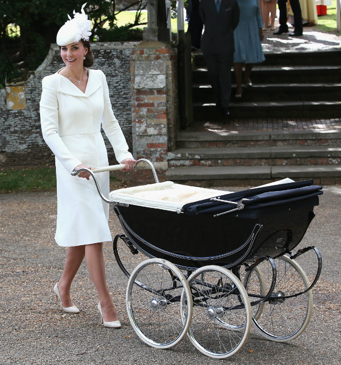 Кейт Миддлтон в Alexander McQueen на крестинах принцессы Шарлотты