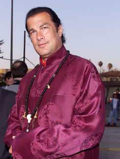 Стивенпа Сигала считают высшим существом. Стивен Сигал (Steven Seagal)