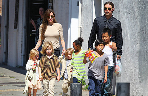 Анджелина Джоли (Angelina Jolie) и Брэд Питт (Brad Pitt) с детьми Анджелина Джоли (Angelina Jolie) и Брэд Питт (Brad Pitt) с детьми