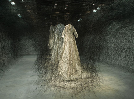 Инсталляция Тихару Сиота (Chiharu Shiota) Инсталляция Тихару Сиота (Chiharu Shiota)