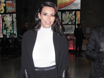 Ким Кардашьян (Kim Kardashian) побирает такую одежду. которая помогает ей скрыть беременность Ким Кардашьян (Kim Kardashian) побирает такую одежду. которая помогает ей скрыть беременность