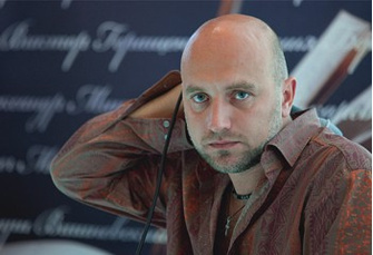 Захар Прилепин – автор книг «Патологии», «Санькя» (обе – Ad Marginem, 2009), сборника «Ботинки, полные горячей водкой. Пацанские рассказы» (АСТ, Астрель, 2008), биографии «Леонид Леонов» (Молодая гвардия, 2010). Лауреат премий «Ясная поляна» (2007) и «Национальный бестселлер» (2008). Только что закончил новый роман «Черная обезьяна».