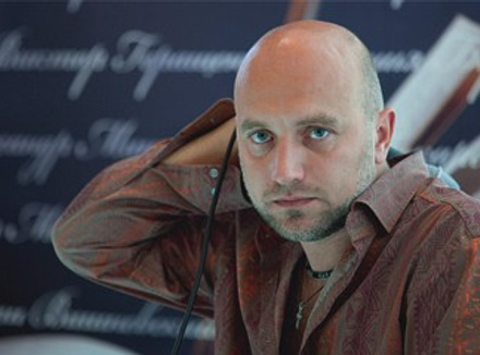 Захар Прилепин – автор книг «Патологии», «Санькя» (обе – Ad Marginem, 2009), сборника «Ботинки, полные горячей водкой. Пацанские рассказы» (АСТ, Астрель, 2008), биографии «Леонид Леонов» (Молодая гвардия, 2010). Лауреат премий «Ясная поляна» (2007) и «Национальный бестселлер» (2008). Только что закончил новый роман «Черная обезьяна».