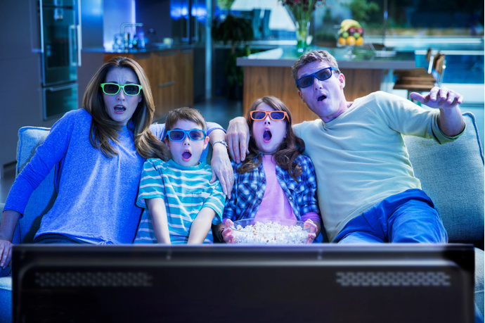 Семья смотрит 3D фильм