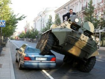 Мэр Вильнюса предложил бороться с плохо припаркованными автомобилями с помощью бронетранспортера Мэр Вильнюса предложил бороться с плохо припаркованными автомобилями с помощью бронетранспортера