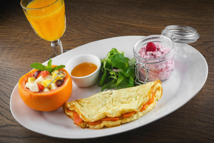 Омлет с лососем холодного копчения 