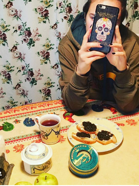 Лариса Гузеева заедает стресс черной икрой Лариса Гузеева заедает стресс черной икрой