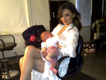 Миранда Керр кормит грудью даже на работе Миранда Керр, Miranda Kerr, грудное вскармливание, ребенок