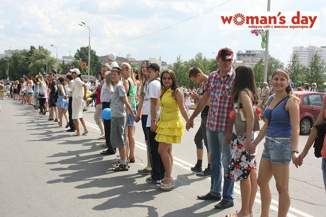 Желающих взяться за руки было много Омск, День города