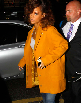 Рианна (Rihanna) в оранжевом блейзере