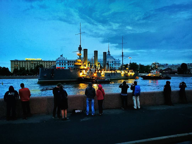 К Нахимовскому училищу крейсер пришел ранним утром, еще до восхода солнца Возвращение Авроры: фото