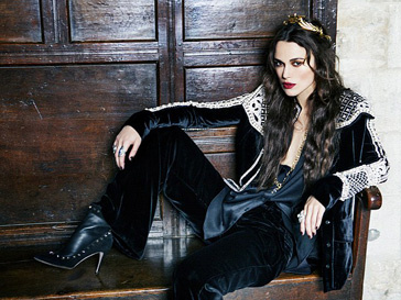 Кира Найтли (Keira Knightley) снялась в готической фотосессии и рассказала о любви к Карлу Лагерфельду Кира Найтли (Keira Knightley) снялась в готической фотосессии и рассказала о любви к Карлу Лагерфельду