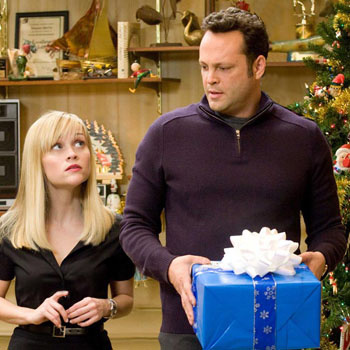 Кадр из фильма «Четыре Рождества» (Four Christmases), где Риз Уизерспун сыграла вместе с Винсом Воном (Vince Vaughn) Кадр из фильма «Четыре Рождества» (Four Christmases), где Риз Уизерспун сыграла вместе с Винсом Воном (Vince Vaughn)