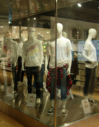 Творения российских звезд разместили в витрине магазина Uniqlo в Токио