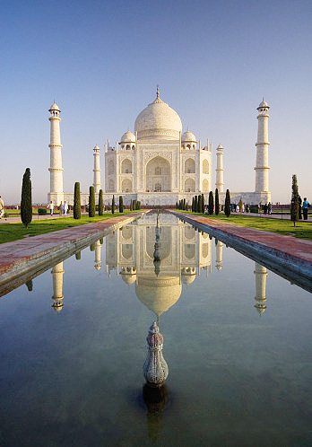 Церемония проходила во дворце Рамбагх, где располагается отель Taj Rambagh Palace, наружное и внутреннее убранство которого сохранено в первозданном виде. Церемония проходила во дворце Рамбагх, где располагается отель Taj Rambagh Palace, наружное и внутреннее убранство которого сохранено в первозданном виде.