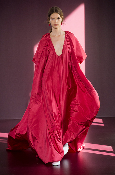 Ничего лишнего: показ Valentino Haute Couture в Париже