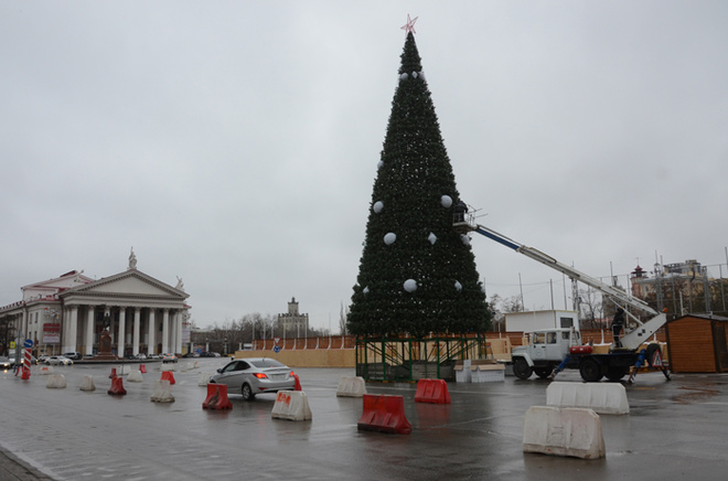 Украшенную новогоднюю ёлку на площади Павших Борцов откроют 19 декабря Центр Волгограда заканчивают украшать к Новому году