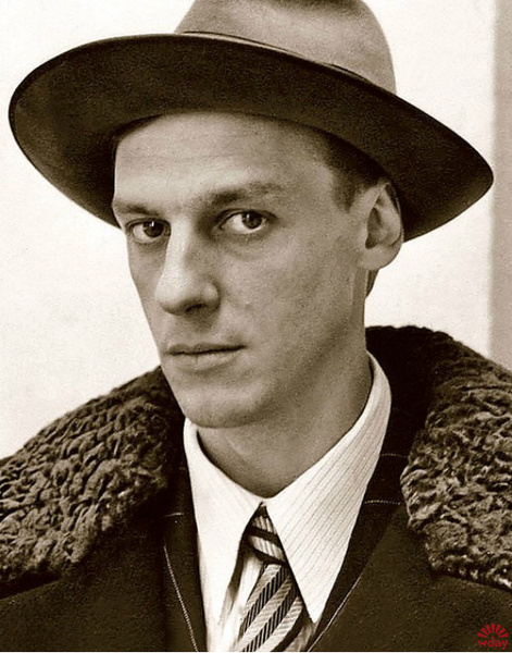 Молодой Половцев – выпускник театрального института Александр Половцев в сериале 80: фото