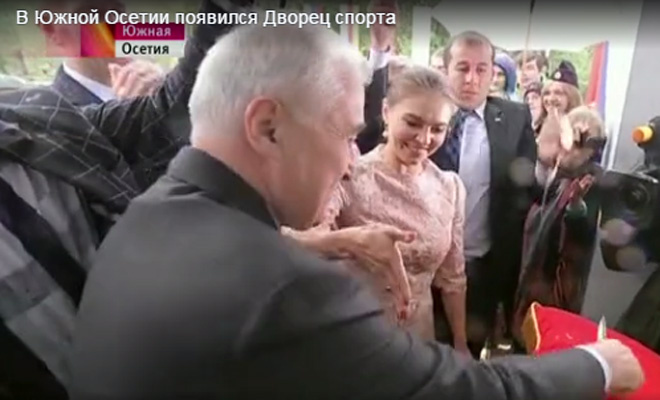 Алина Кабаева показала обручальное кольцо Алина Кабаева показала обручальное кольцо