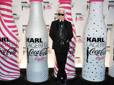 Карл Лагерфельд (Karl Lagerfeld) и бутылки колы Карл Лагерфельд (Karl Lagerfeld) и бутылки колы