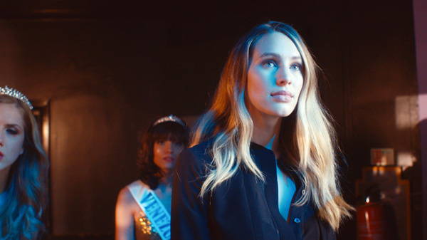 Дилан Пенн в фэшн-фильме Karen Millen Дилан Пенн в фэшн-фильме Karen Millen