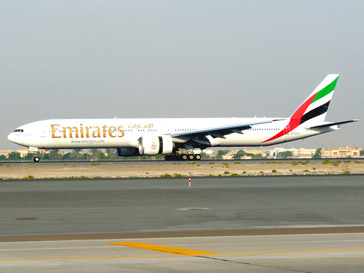 Самолет Boeing-777 авиакомпании Emirates Airlines Самолет Boeing-777 авиакомпании Emirates Airlines