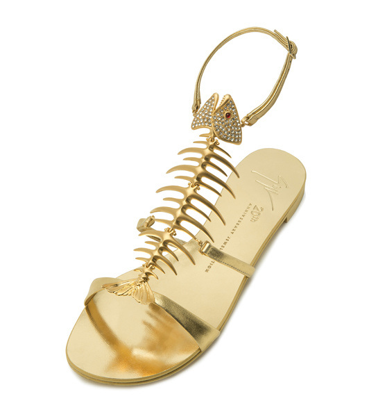 Обувь на лето: золотые сандалии
