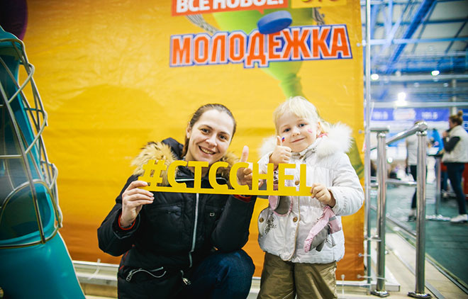 Татьяна с дочкой Алисой Учимся кататься на коньках, самые обаятельные конькобежцы Челябинска, фото