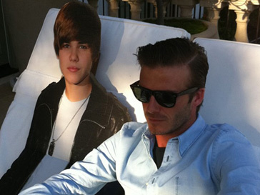Дэвид Бекхэм (David Beckham) в компании картонного Джастина Бибера (Justin Bieber) Дэвид Бекхэм (David Beckham) в компании картонного Джастина Бибера (Justin Bieber)