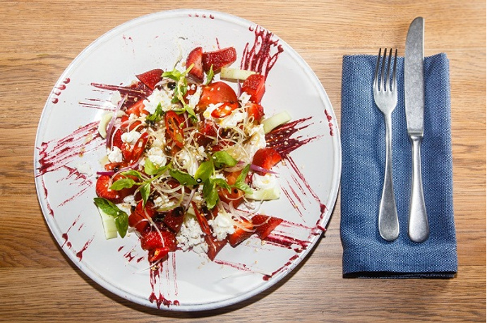 Салат из томатов с клубникой и брынзой Салат из томатов с клубникой и брынзой летние салаты с фото