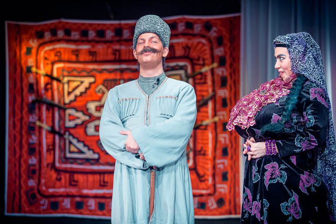 Сцена из спектакля «Аршин мал алан» Сцена из спектакля "Аршин мал алан"