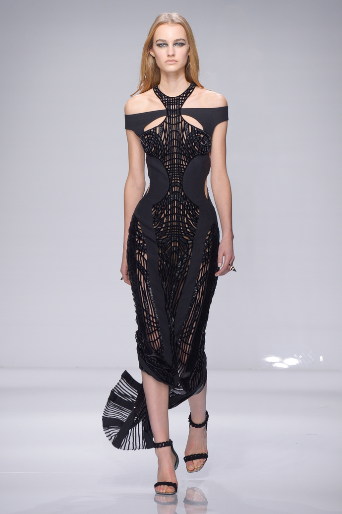 В движении: показ весенней коллекции Atelier Versace 