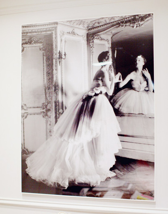 Стены салона Dior украшают фотографии ранних работ Dior