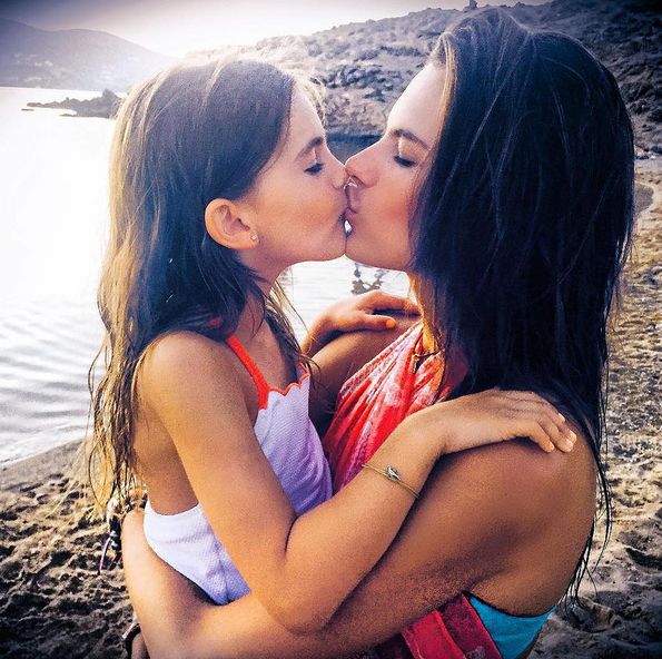 Алессандра Амбросио с дочкой